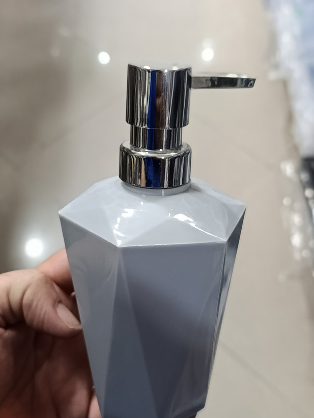 جا مایع پمپی برند همارا جنس پلاستیک بادوام