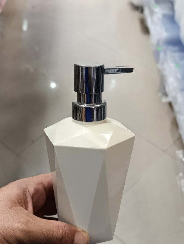 جا مایع پمپی برند همارا جنس پلاستیک بادوام